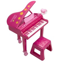 pianoforte a coda con microfono rosa