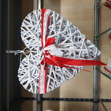 cuore in legno bianco con nastro rosso - cm.35